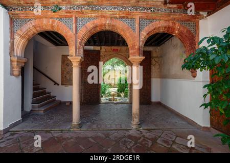 Bögen im Innenhof im Mondragon-Palast und Museumsinterieur - Ronda, Andalusien, Spanien Stockfoto