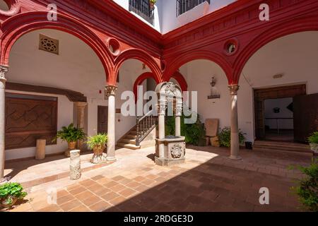 Innenhof und Brunnen im Mondragon Palast und Museumsinterieur - Ronda, Andalusien, Spanien Stockfoto