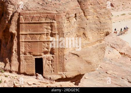 Wohnfassade und Kamelzug im Hintergrund, Petra, Ma'an Governorate, Jordanien Stockfoto