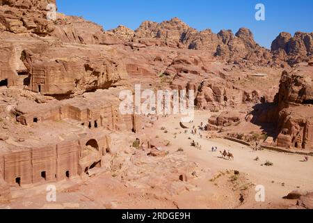 Blick auf die Straße der Fassaden, die durch die Petra-Stätte führen, Ma'an Governorate, Jordanien Stockfoto