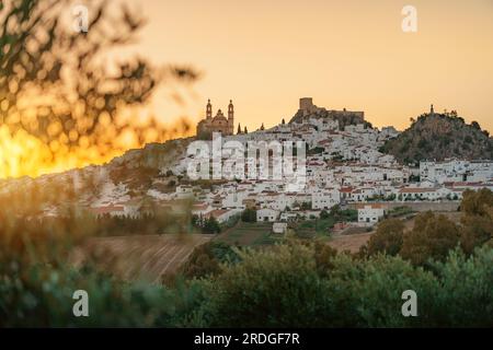 Skyline von Olvera bei Sonnenuntergang mit Kirche, Schloss und Penon del Sagrado Corazon - Olvera, Andalusien, Spanien Stockfoto