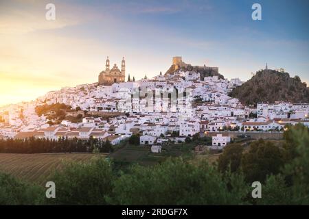 Skyline von Olvera bei Sonnenuntergang mit Kirche, Schloss und Penon del Sagrado Corazon - Olvera, Andalusien, Spanien Stockfoto