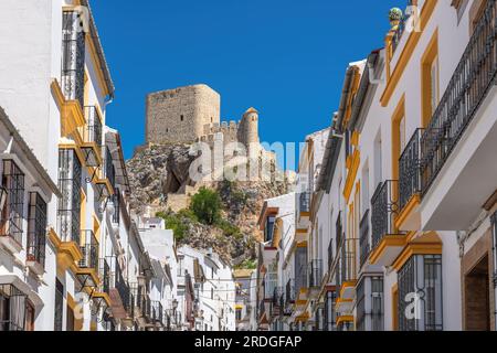 Straße mit Burg Olvera - Olvera, Andalusien, Spanien Stockfoto