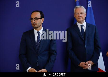 Paris, Frankreich. 21. Juli 2023. Thomas Cazenave, neu ernannter französischer Staatsminister für öffentliche Finanzen und französischer Minister für Wirtschaft und Finanzen Bruno Le Maire, anlässlich einer Übergabemonie im Bercy-Ministerium für Wirtschaft und Finanzen am 21. Juli 2023 in Paris. Die französische Präsidentschaft hat am 20. Juli 2023 eine offizielle Umgruppierung der französischen Regierung mit acht neuen Mitgliedern einer Regierung mit insgesamt 41 Ministern beschlossen. Foto: Jean-Bernard Vernier/JBV News/ABACAPRESS.COM Kredit: Abaca Press/Alamy Live News Stockfoto
