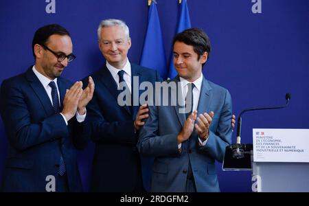 Paris, Frankreich. 21. Juli 2023. Thomas Cazenave, neu ernannter französischer Staatsminister für öffentliche Finanzen, französischer Minister für Wirtschaft und Finanzen Bruno Le Maire und ehemaliger französischer Staatsminister für öffentliche Finanzen, Gabriel Attal posieren für ein Foto während einer Übergabezeremonie im Bercy-Ministerium für Wirtschaft und Finanzen am 21. Juli 2023 in Paris. Die französische Präsidentschaft hat am 20. Juli 2023 eine offizielle Umgruppierung der französischen Regierung mit acht neuen Mitgliedern einer Regierung mit insgesamt 41 Ministern beschlossen. Foto: Jean-Bernard Vernier/JBV News/ABACAPRESS.COM Kredit: Abaca Press/Alamy Live News Stockfoto
