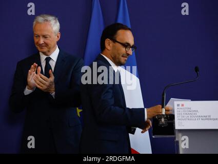 Paris, Frankreich. 21. Juli 2023. Thomas Cazenave, neu ernannter französischer Staatsminister für öffentliche Finanzen und französischer Minister für Wirtschaft und Finanzen Bruno Le Maire, anlässlich einer Übergabemonie im Bercy-Ministerium für Wirtschaft und Finanzen am 21. Juli 2023 in Paris. Die französische Präsidentschaft hat am 20. Juli 2023 eine offizielle Umgruppierung der französischen Regierung mit acht neuen Mitgliedern einer Regierung mit insgesamt 41 Ministern beschlossen. Foto: Jean-Bernard Vernier/JBV News/ABACAPRESS.COM Kredit: Abaca Press/Alamy Live News Stockfoto