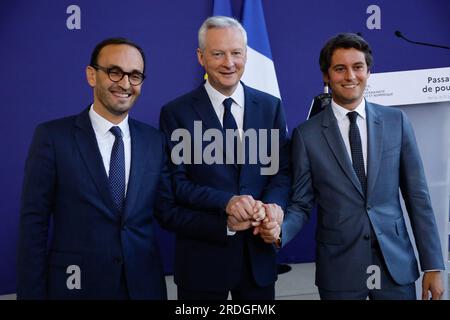 Paris, Frankreich. 21. Juli 2023. Thomas Cazenave, neu ernannter französischer Staatsminister für öffentliche Finanzen, französischer Minister für Wirtschaft und Finanzen Bruno Le Maire und ehemaliger französischer Staatsminister für öffentliche Finanzen, Gabriel Attal posieren für ein Foto während einer Übergabezeremonie im Bercy-Ministerium für Wirtschaft und Finanzen am 21. Juli 2023 in Paris. Die französische Präsidentschaft hat am 20. Juli 2023 eine offizielle Umgruppierung der französischen Regierung mit acht neuen Mitgliedern einer Regierung mit insgesamt 41 Ministern beschlossen. Foto: Jean-Bernard Vernier/JBV News/ABACAPRESS.COM Kredit: Abaca Press/Alamy Live News Stockfoto