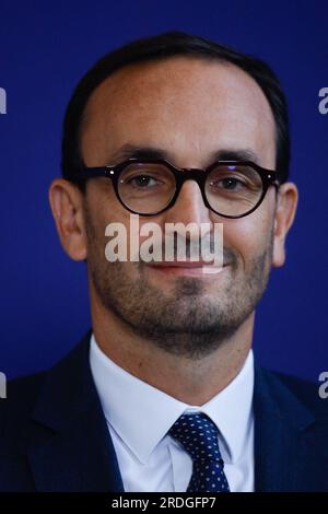 Paris, Frankreich. 21. Juli 2023. Thomas Cazenave, neu ernannter französischer Staatsminister für öffentliche Finanzen, posiert bei einer Übergabeseremonie im Bercy-Ministerium für Wirtschaft und Finanzen am 21. Juli 2023 in Paris für ein Foto. Die französische Präsidentschaft hat am 20. Juli 2023 eine offizielle Umgruppierung der französischen Regierung mit acht neuen Mitgliedern einer Regierung mit insgesamt 41 Ministern beschlossen. Foto: Jean-Bernard Vernier/JBV News/ABACAPRESS.COM Kredit: Abaca Press/Alamy Live News Stockfoto