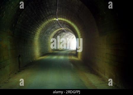 Innenseite des Olvera-Tunnels an der Via Verde de la Sierra Greenway - Olvera, Andalusien, Spanien Stockfoto