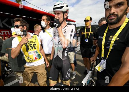 Poligny, Frankreich. 21. Juli 2023. Der slowenische Matej Mohoric von Bahrain feierte siegreich, nachdem er Phase 19 des Radrennen der Tour de France von Moirans-en-Montagne nach Poligny (172, 8 km) gewonnen hatte, Frankreich, Freitag, 21. Juli 2023. Die diesjährige Tour de France findet vom 01. Bis 23. Juli 2023 statt. BELGA FOTO DAVID PINTENS Kredit: Belga News Agency/Alamy Live News Stockfoto