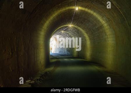 Innenseite des Olvera-Tunnels an der Via Verde de la Sierra Greenway - Olvera, Andalusien, Spanien Stockfoto