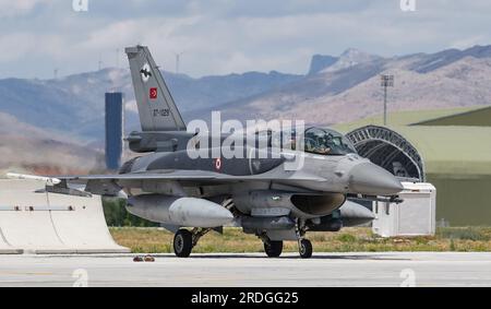 KONYA, TURKIYE - 30. JUNI 2022: Die türkische Luftwaffe Lockheed Martin F-16D Fighting Falcon (NW-15) rollte auf dem Flughafen Konya während der anatolischen Eagle Air Fo Stockfoto