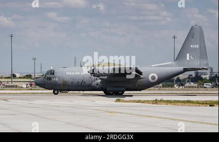 KONYA, TURKIYE - 30. JUNI 2022: Pakistan Air Force Lockheed C-130E Hercules (382-4148) Rolling auf dem Flughafen Konya während Anatolian Eagle Air Force Exerc Stockfoto