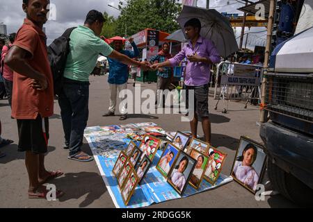 Kalkutta, Indien. 21. Juli 2023. TMC-Parteifreunde kaufen Bilderrahmen der westbengalischen Chefministerin Mamata Banerjee, während sie am Mega-Programm für den jährlichen Märtyrertag in der Esplanade teilnehmen. Die Trinamool-Kongresspartei veranstaltete die jährliche Martyrs-Day-Rallye, das größte politische Ereignis von TMC, das riesige Menschenmengen aus dem ganzen Staat in die Esplanade zieht. Das Herz von Kalkutta am 21. Juli zur Erinnerung an die 13 Menschen, die von der westbengalischen Polizei am 21. Juli 1993 während einer bis dahin stattfindenden Kundgebung erschossen wurden. Kredit: SOPA Images Limited/Alamy Live News Stockfoto