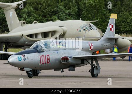 PZL TS-11 Iskra Oldtimer-Jet-Rolling am Bruntingthorpe Kalten Krieg Jets Open Day 2005. Ehemalige polnische Luftwaffe, mit HP Victor im Hintergrund Stockfoto