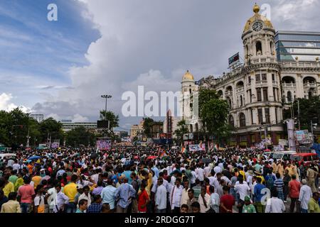 Kalkutta, Indien. 21. Juli 2023. Fans der Trinamool-Kongresspartei nehmen am Mega-Jahresprogramm für den Märtyrertag in der Esplanade Teil. Die Trinamool-Kongresspartei veranstaltete die jährliche Martyrs-Day-Rallye, das größte politische Ereignis von TMC, das riesige Menschenmengen aus dem ganzen Staat in die Esplanade zieht. Das Herz von Kalkutta am 21. Juli zur Erinnerung an die 13 Menschen, die von der westbengalischen Polizei am 21. Juli 1993 während einer bis dahin stattfindenden Kundgebung erschossen wurden. Kredit: SOPA Images Limited/Alamy Live News Stockfoto