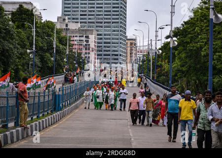 Kalkutta, Indien. 21. Juli 2023. Fans der Trinamool-Kongresspartei nehmen am Mega-Jahresprogramm für den Märtyrertag in der Esplanade Teil. Die Trinamool-Kongresspartei veranstaltete die jährliche Martyrs-Day-Rallye, das größte politische Ereignis von TMC, das riesige Menschenmengen aus dem ganzen Staat in die Esplanade zieht. Das Herz von Kalkutta am 21. Juli zur Erinnerung an die 13 Menschen, die von der westbengalischen Polizei am 21. Juli 1993 während einer bis dahin stattfindenden Kundgebung erschossen wurden. Kredit: SOPA Images Limited/Alamy Live News Stockfoto