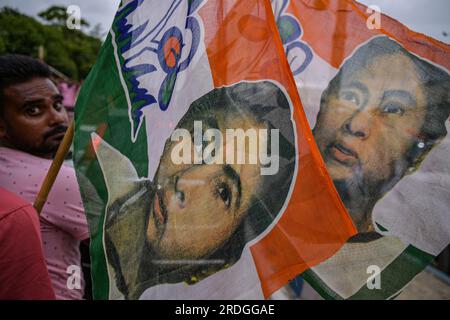 Kalkutta, Indien. 21. Juli 2023. Anhänger der Trinamool Congress Party halten die Flagge der westbengalischen Ministerpräsidentin Mamata Banerjee, während sie am Mega-Programm für den Jahrestag der Märtyrer in der Esplanade teilnehmen. Die Trinamool-Kongresspartei veranstaltete die jährliche Martyrs-Day-Rallye, das größte politische Ereignis von TMC, das riesige Menschenmengen aus dem ganzen Staat in die Esplanade zieht. Das Herz von Kalkutta am 21. Juli zur Erinnerung an die 13 Menschen, die von der westbengalischen Polizei am 21. Juli 1993 während einer bis dahin stattfindenden Kundgebung erschossen wurden. Kredit: SOPA Images Limited/Alamy Live News Stockfoto