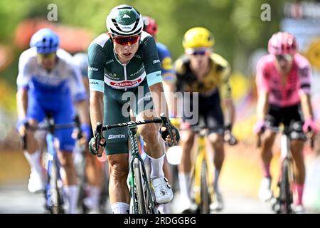 Poligny, Frankreich. 21. Juli 2023. Belgischer Jasper Philipsen von Alpecin-Deceuninck, abgebildet nach Stufe 19 des Radrennen Tour de France von Moirans-en-Montagne nach Poligny (172, 8 km), Frankreich, Freitag, 21. Juli 2023. Die diesjährige Tour de France findet vom 01. Bis 23. Juli 2023 statt. BELGA FOTO JASPER JACOBS Kredit: Belga News Agency/Alamy Live News Stockfoto