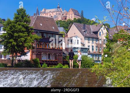 Malerischer Blick auf das alte Schloss, den Fluss Lahn und die Stadt an einem sonnigen Morgen. Marburg. Hessen. Deutschland. Stockfoto