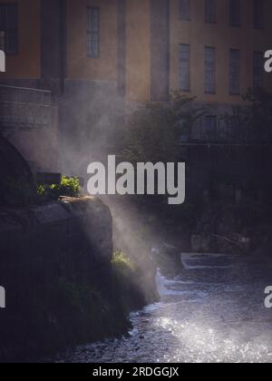 Altes Industriegebäude neben einem Kanal Stockfoto