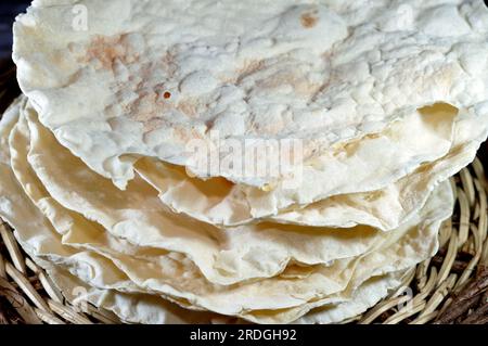 Ein Haufen ägyptischer Roqaq, eine Art rundes Gebäck aus Mehl, Wasser und Salz, wird brüchig und wird in der Regel für Haferbrei und Kuchen verwendet, wenn BA Stockfoto