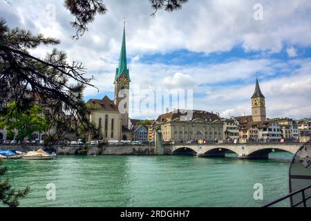 Der Fraumunster und St. Peter Kirche am Limmat - Sommertag in Zürich, Schweiz Stockfoto