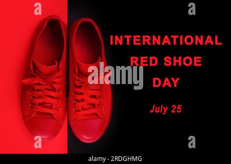 Rote Schuhe isoliert auf schlichtem rot-schwarzem Hintergrund mit Text: „International Red shoe day. Juli 25 Stockfoto