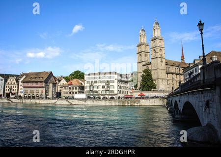 Der Grossmunster am Ufer des Limmat - Zürich, Schweiz Stockfoto