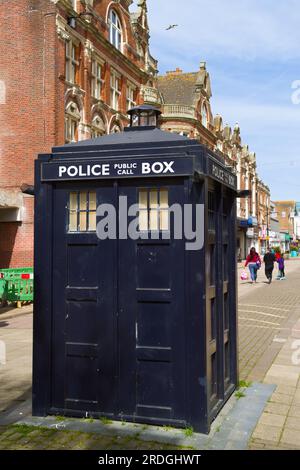 Moderne Polizeikiste auf der Basis von altem Design mit Licht im Dach mit Telephoe und Safe Haven für öffentliche Unterstützung und Sicherheit auf der Boscombe High Street Stockfoto