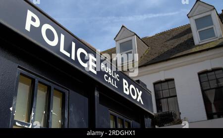 Schild und Oberseite Einer modernen Polizeikiste, basierend auf altem Design, mit einem Telephoe und Safe Haven für öffentliche Unterstützung und Sicherheit in der Boscombe High Street Stockfoto