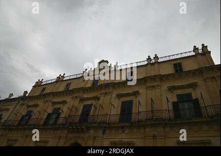 Außenansicht des barocken-neoklassizistischen Palazzo Landolina di Sant’Alfano, ein prächtiger, nobler Palast des Architekten Vincenzo Sinatra in Noto Sizilien, Stockfoto