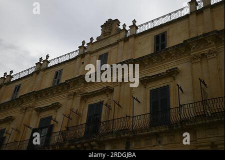 Außenansicht des barocken-neoklassizistischen Palazzo Landolina di Sant’Alfano, ein prächtiger, nobler Palast des Architekten Vincenzo Sinatra in Noto Sizilien, Stockfoto