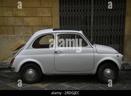 Vintage Fiat 500 mit einem maßgeschneiderten, antiken Holzkoffer auf dem Corso Vittorio Emanuele in Noto Sizilien, Italien. Stockfoto