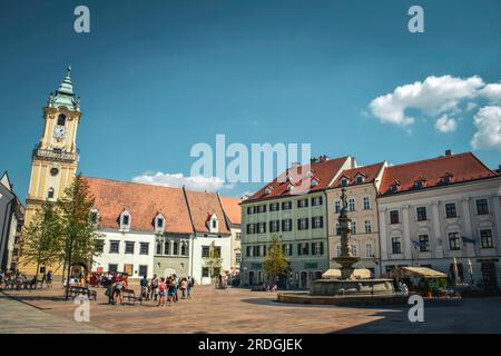 Hauptplatz von Bratislava (Hlavné námestie) in der Altstadt - Slowakei Stockfoto