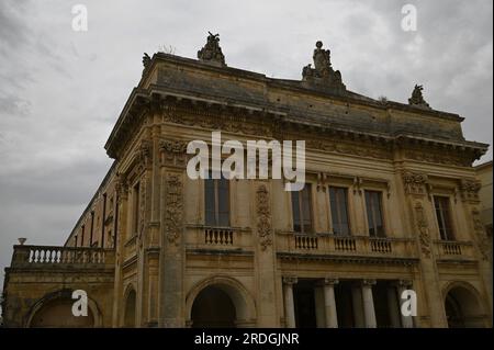 Malerischer Blick von der Fassade auf das Teatro Comunale „Tina di Lorenzo“ im neoklassizistischen Stil, ein städtisches Theater und historisches Wahrzeichen von Noto in Sizilien, Italien. Stockfoto