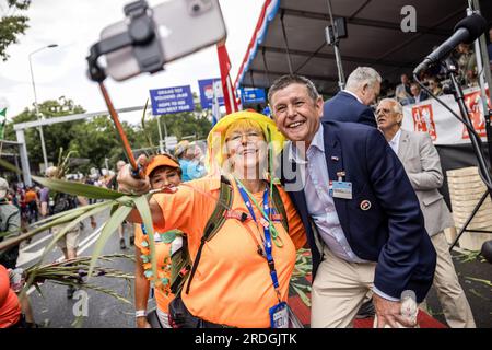 NIJMEGEN - Wanderer machen am letzten Tag der Nijmegen Four Days Marches ein Foto mit dem marschführer Henny Sackers auf der Via Gladiola. ANP ROB ENGELAAR niederlande raus - belgien raus Stockfoto