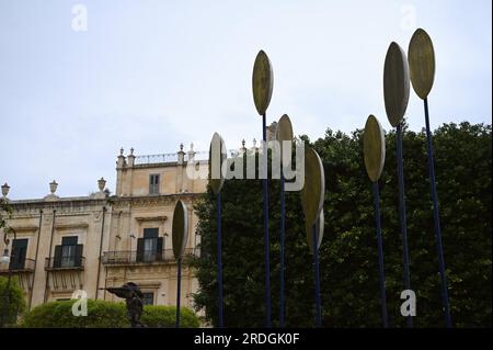 Außenansicht des barocken-neoklassizistischen Palazzo Landolina di Sant’Alfano, ein prächtiger, nobler Palast des Architekten Vincenzo Sinatra in Noto Sizilien, Stockfoto