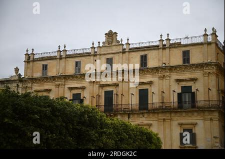 Außenansicht des barocken-neoklassizistischen Palazzo Landolina di Sant’Alfano, ein prächtiger, nobler Palast des Architekten Vincenzo Sinatra in Noto Sizilien, Stockfoto