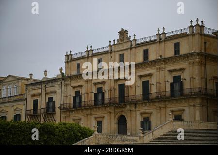 Außenansicht des barocken-neoklassizistischen Palazzo Landolina di Sant’Alfano, ein prächtiger, nobler Palast des Architekten Vincenzo Sinatra in Noto Sizilien, Stockfoto