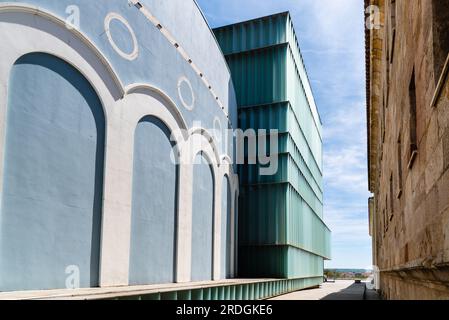 Zamora, Spanien - 7. April 2023: Ramos Carrion Theater. Renovierung des modernen Theaters in einem modernen Gebäude mit Glasfassade von MGM Archit Stockfoto