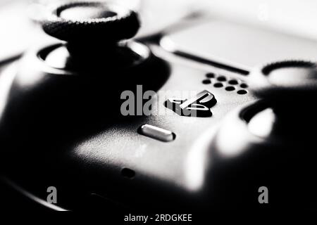 Brecht, Belgien - 14. juli 2023: Nahaufnahme des Schwarzweißbilds des PS5-Logos und der Joysticks und Touchpads eines offiziellen playstation 5-Videos Stockfoto