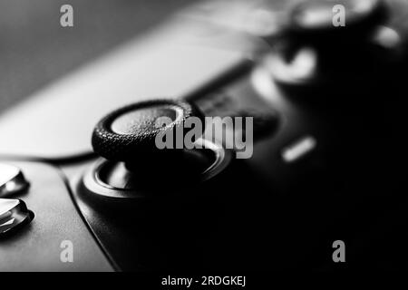 Brecht, Belgien - 14. juli 2023: Nahaufnahme des Joysticks eines offiziellen playstation 5-Game-Controllers in Schwarz-Weiß. Die PS5-Peripherie d Stockfoto