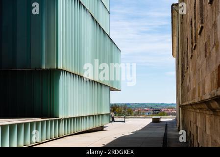 Zamora, Spanien - 7. April 2023: Ramos Carrion Theater. Renovierung des modernen Theaters in einem modernen Gebäude mit Glasfassade von MGM Archit Stockfoto