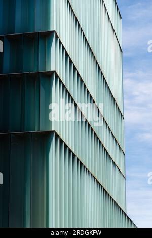 Zamora, Spanien - 7. April 2023: Ramos Carrion Theater. Renovierung des modernen Theaters in einem modernen Gebäude mit Glasfassade von MGM Archit Stockfoto