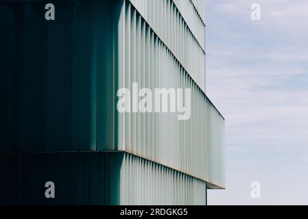 Zamora, Spanien - 7. April 2023: Ramos Carrion Theater. Renovierung des modernen Theaters in einem modernen Gebäude mit Glasfassade von MGM Archit Stockfoto