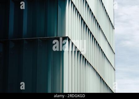 Zamora, Spanien - 7. April 2023: Ramos Carrion Theater. Renovierung des modernen Theaters in einem modernen Gebäude mit Glasfassade von MGM Archit Stockfoto