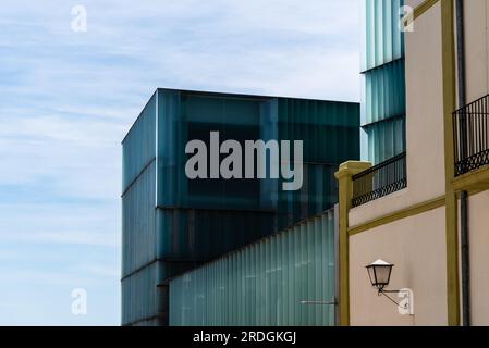 Zamora, Spanien - 7. April 2023: Ramos Carrion Theater. Renovierung des modernen Theaters in einem modernen Gebäude mit Glasfassade von MGM Archit Stockfoto