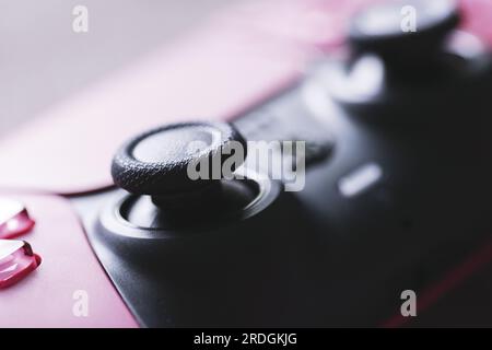 Brecht, Belgien - 14. juli 2023: Nahaufnahme des Joysticks eines offiziellen, kosmisch roten playstation 5 -Game-Controllers. Das Peripheriegerät PS5 Stockfoto