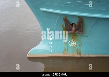 Anker- und Tiefenmessungen an der Seite eines Schiffes im Hafen Kirkcudbright, Schottland. Stockfoto